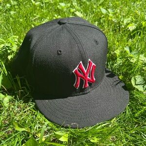 SOLD - New Era NY Yankees Fitted Cap Size 8